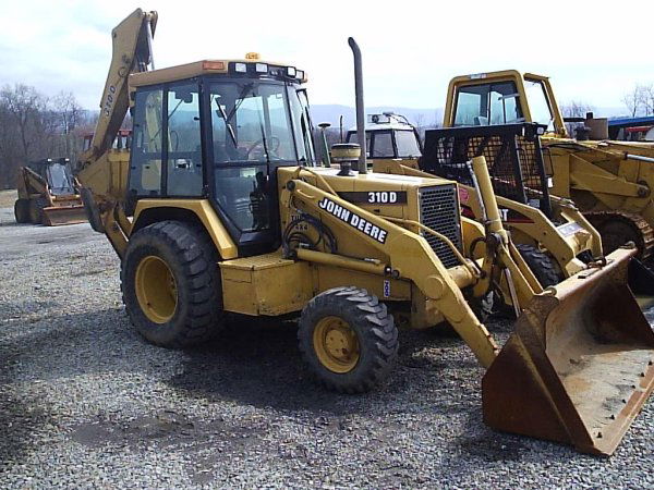 JOHN DEERE 310 D 4WD LOADER/BACKHOE/CAB NICE: JOHN DEERE 310 D 4WD LOADER/BACKHOE WITH CAB AND HEAT. WE BOUGHT THIS TRACTOR FROM A LOCAL TOWNSHIP AND THE MACHINE IS VERY CLEAN, TIGHT AND NICE. RUNS AND OPERATES GOOD. IT SHOWS 2064 HOURS.