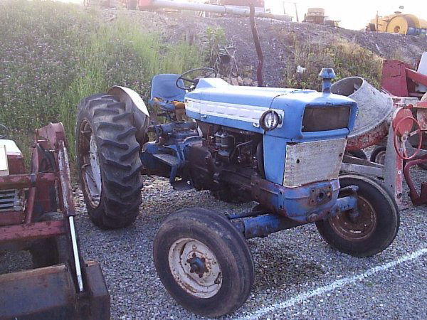 FORD 5000 SELECTO-SPEED FARM TRACTOR: Ford 5000 selecto-speed transmission tractor. It is diesel, 3pt hitch, powersteering and rear PTO. Tractor will start run and drive. It is being sold AS-IS, its just an old farm tractor with the selec