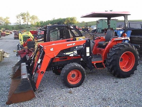 NICE KUBOTA L 4310 4WD TRACTOR WITH LOADER: NICE KUBOTA L 4310 4WD TRACTOR WITH BUSH HOG LOADER AND QUICK ATTACH BUCKET. TRACTOR IS DIESEL WITH HYDROSTATIC TRANSMISSION, POWERSTEERING, 3PT, PTO, R-4 TIRES, AND CANOPY. TACH SHOWS 1862 HOURS. TRA