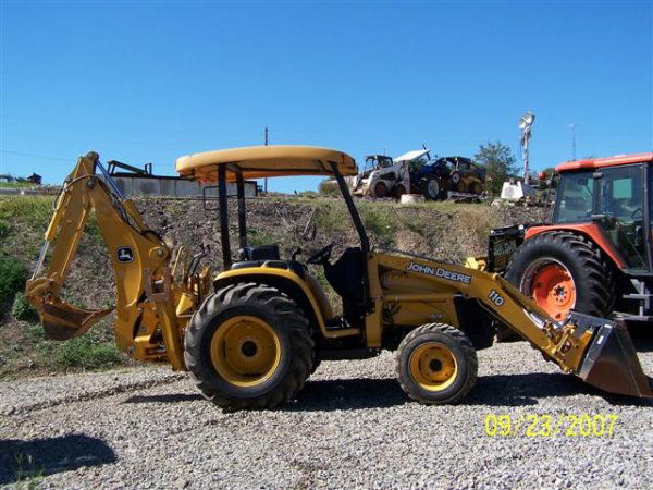 05' JOHN DEERE 110 TRACTOR, LOADER, BACKHOE: 2005 JOHN DEERE 110 TRACTOR, LOADER, BACKHOE. DIESEL, HYDROSTATIC DRIVE, 3PT, PTO, SKID STEER QUICK CHANGE ON BUCKET. OVERALL MACHINE IS IN VERY NICE CONDITION WITH ONLY 497 HOURS. WE TRADED IT FROM A