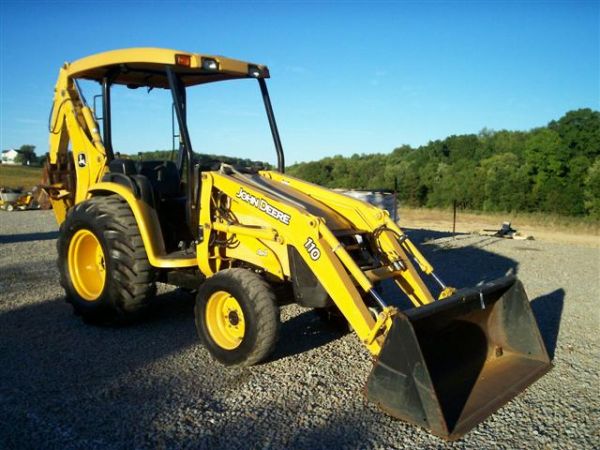 JOHN DEERE 110 TRACTOR W/LOADER/BACKHOE: JOHN DEERE 110 4WD TRACTOR WITH LOADER AND BACKHOE. DIESEL, HYDROSTATIC, POWERSTEERING, 3PT, PTO, FRONT AND REAR AUXILLARY REMOTES, SKID STEER QUICK ATTACH. MACHINE STARTS, RUNS AND OPERATES AS IT SHO