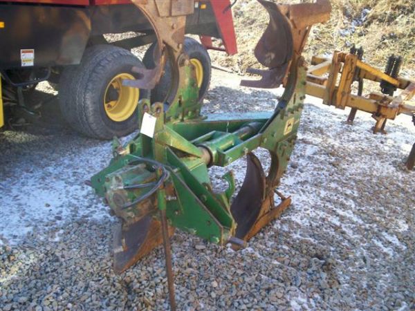 JOHN DEERE 2 BOTTOM ROLLOVER PLOW: JOHN DEERE 2 BOTTOM ROLLOVER PLOW. HYDRAULIC ROLLOVER. OVERALL, PLOW IS IN NICE CONDITION AND APPEARS TO HAVE BEEN BARN KEPT. VERY HARD ITEM TO FIND. We are having a live auction at our facility Quarr