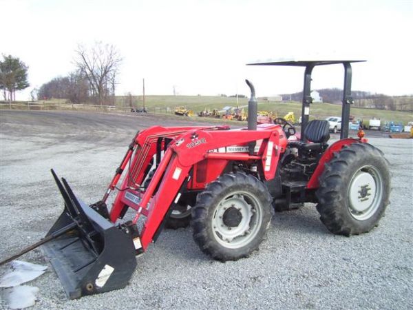 MASSEY FERGUSON 451 4WD TRACTOR W/LOADER/354 HRS: NICE MASSEY FERGUSON 451 4WD TRACTOR WITH MASSEY FERGUSON QUICK ATTACH LOADER, QUICK ATTACH BUCKET AND QUICK ATTACH BALE SPEAR. DIESEL, POWERSTEERING, MANUAL TRANSMISSION WITH LEFTHAND POWER SHUTTLE,