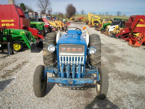 FORD 3000 GAS FARM TRACTOR-NICE OLD TRACTOR!: NICE FORD 3000 UTILITY TRACTOR. IT IS GAS POWERED WITH 8 FORWARD/2REVERSE SPEED TRANSMISSION, 3PT, LIVE PTO, POWERSTEERING. VERY NICE ONE OWNER TRACTOR, ALWAY SHED KEPT, ALL ORIGINAL PAINT. IF YOU LIK