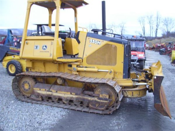 JOHN DEERE 550 H LT CRAWLER DOZER W/6 WAY BLADE: 2003 JOHN DEERE 550 H LT CRAWLER DOZER WITH 6 WAY BLADE. HYSTAT DRIVE, GOOD UNDERCARRIAGE, NICE CLEAN DOZER. RUNS AND OPERATES VERY WELL. SHOWS 2490 HOURS. SERIAL #TO550MX916877. CASE IH JX100U TRACTO