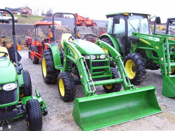07' JOHN DEERE 4320 4WD TRACTOR W/LOADER/ONLY 42: JOHN DEERE 4320 4WD TRACTOR WITH JOHN DEERE LOADER. HYDROSTATIC TRANSMISSION R-4 TIRES ONLY 42 HOURS. MORE INFOMATION AND PICTURES COMING. We are having a live auction at our facility Quarrick Equipme