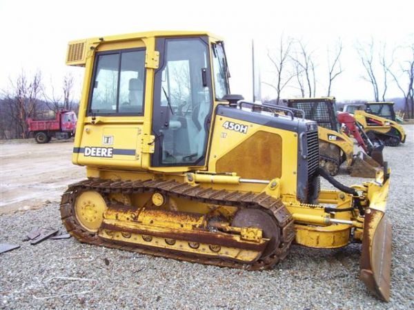 NICE JOHN DEERE 450 H LT CRAWLER DOZER W/CAB/AIR: NICE JOHN DEERE 450 H LT CRAWLER DOZER WITH CAB, HEAT, AIR, 6 WAY BLADE, GOOD UNDER CARRIAGE. OVERALL DOZER IS IN VERY NICE CONDITION WITH ONLY 1816 HOURS. SERIAL # TO450HX896166. We are having a live