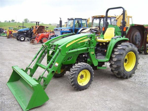 VERY NICE JOHN DEERE 4320 4WD TRACTOR W/LOADER: VERY NICE JOHN DEERE 4320 4WD TRACTOR W/LOADER. TRACTOR IS IN VERY NICE SHAPE BOTH MECHANICALLY AND COSMETICALLY SHOWING VERY MINIMAL USE. HAS 4WD, 400X QUICK ATTACH LOADER, 252 HRS ON METER, POWR REV