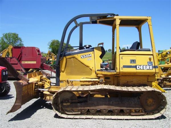 JOHN DEERE 550H CRAWLER DOZER 6 WAY BLADE: MACHINE STARTS, RUNS AND OPERATES AS IT SHOULD. OVERALL, MACHINE LOOKS TO BE IN GOOD CONDITION. SHOWS 556 HRS ON THE METER, WE DO NOT BELIEVE THOSE HOURS TO BE CORRECT. 4 CYL TURBO DIESEL, TRACKS AND