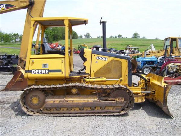 NICE JOHN DEERE 450H LT CRAWLER DOZER: MACHINE IS IN NICE SHAPE OVERALL. HAS GOOD TRACKS AND U/C, HYDRO DRIVE, PILOT CONTROLS, 6-WAY BLADE, 2104 HRS AND SERIAL 894781. MACHINE CAME FROM A LOCAL CONTRACTOR WHO TRADED IT IN ON A LARGER DEERE