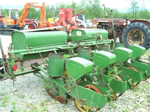 NICE JOHN DEERE 494A 4 ROW CORN PLANTER - 2