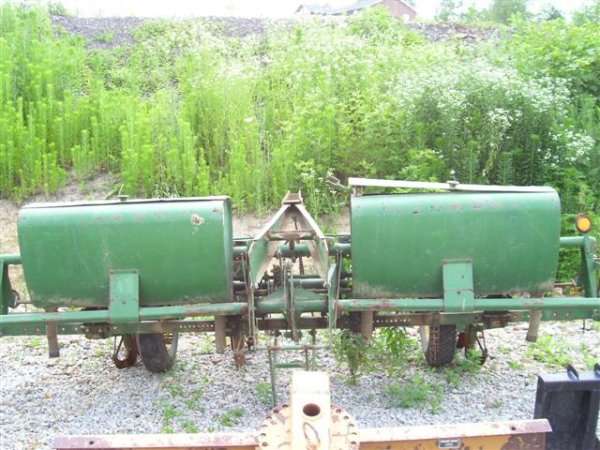 NICE JOHN DEERE 494A 4 ROW CORN PLANTER - 3
