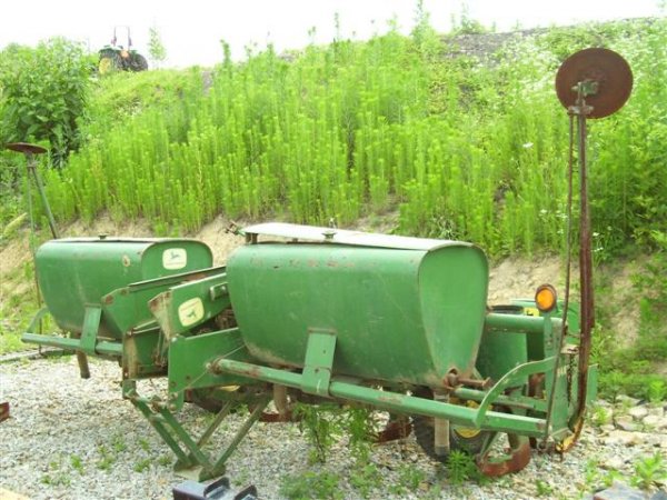 NICE JOHN DEERE 494A 4 ROW CORN PLANTER - 4