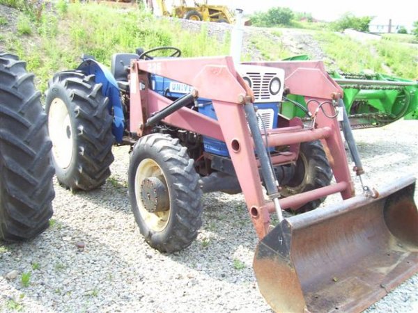 UNIVERSAL 340 4WD FARM TRACTOR W/LOADER - 3