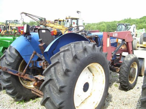 UNIVERSAL 340 4WD FARM TRACTOR W/LOADER - 4