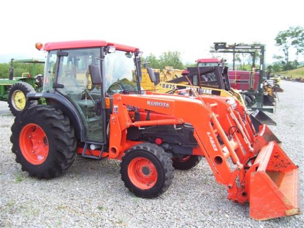 NICE KUBOTA L 5030 4WD TRACTOR W/CAB/AIR/LOADER: NICE KUBOTA L 5030 4WD TRACTOR WITH CAB, HEAT, AIR, RADIO, DIESEL ENGINE, HYDROSTATIC DRIVE, POWERSTEERING, 3PT, PTO, REMOTE OUTLET, KUBOTA QUICK ATTACH LOADER WITH SKID STEER QUICK ATTACH BUCKET. MAC