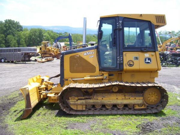 VERY NICE JOHN DEERE 450J LGP DOZER W/CAB/AIR: MACHINE IS VERY CLEAN AND VERY NICE ALL AROUND. SHOWS 3022 HRS ON METER, HAS FULL CAB WITH HEAT AND AIR, PILOT CONTROLS, POWER SHIFT TRANS W/THUMB SHIFTER, 6WAY BLADE AND SERIAL T0450JX113562. We are