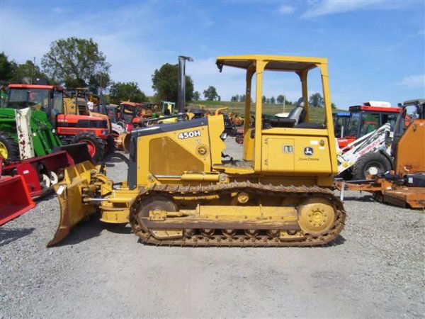 NICE JOHN DEERE 450 H LT CRAWLER DOZER W/6 WAY BLA: VERY 2002 NICE JOHN DEERE 450 H LT CRAWLER DOZER WITH 6 WAY BLADE. HYSTAT DRIVE AND STEERING WITH ELECTRIC SPEED CONTROL. MACHINE IS IN OVERALL EXCELLENT CONDITION IT AND LOT 115 CAME OFF THE SAME PLA