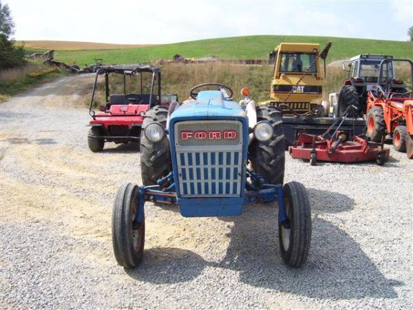 FORD 2000 GAS UTILITY TRACTOR W/POWERSTEERING: FORD 2000 UTILITY TRACTOR. GAS POWERED, MANUAL TRANMISSION, LIVE PTO, 3PT, POWERSTEERING. GOOD SOLID OLD TRACTOR. STARTS, RUNS AND OPREATES AS IT SHOULD. SHOWS 4557 HOURS AND S/N C230666. LOT 200 THOU