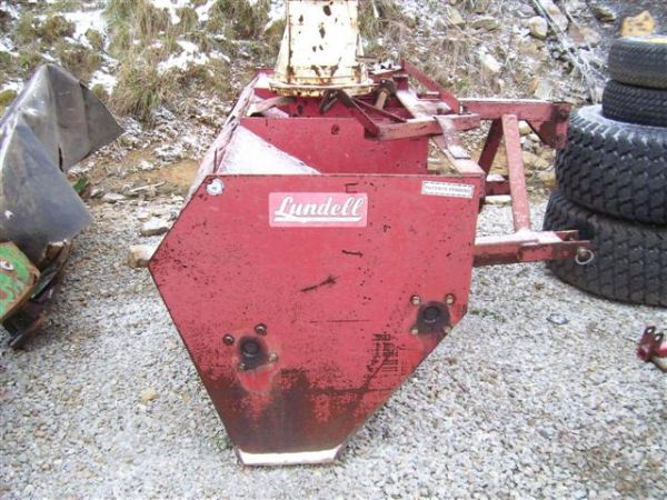 LUNDELL 3PT 8' SNOW BLOWER: LUNDELL 3PT 8' SNOW BLOWER FOR TRACTORS. MACHINE LOOKS TO BE COMPLETE AND IN DECENT CONDITION. We are having a live auction at our facility Quarrick Equipment, 166 Quarrick Rd, Uniontown, Pa 15401 on