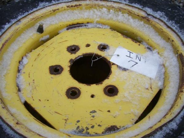 JOHN DEERE TURF TIRES ON JD HUBS AND WHEELS - 2