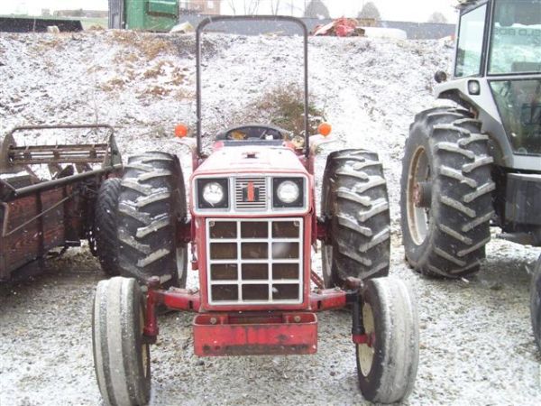 584 INTERNATIONAL FARM TRACTOR WITH ROLL BAR