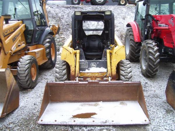 JOHN DEERE 320 SKID STEER/LOADER W/ CAB, HEAT, AIR