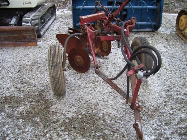 NICE ORIGINAL INTERNATIONAL 2BT MOLDBOARD PLOW