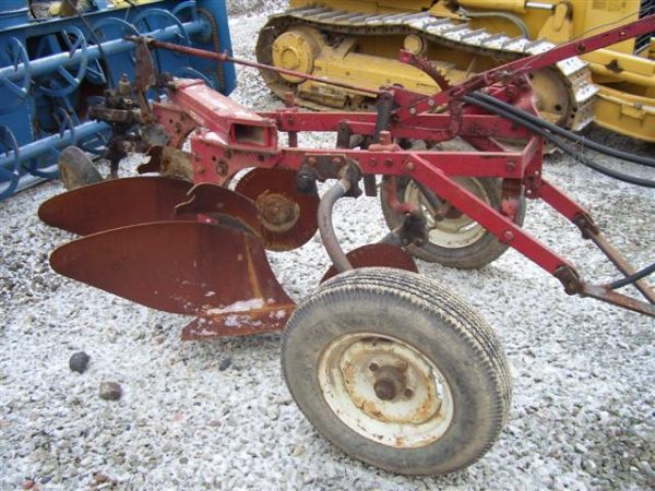 NICE ORIGINAL INTERNATIONAL 2BT MOLDBOARD PLOW - 2