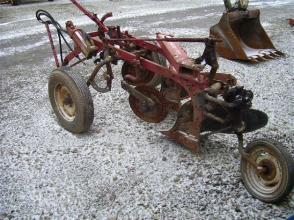 NICE ORIGINAL INTERNATIONAL 2BT MOLDBOARD PLOW - 3
