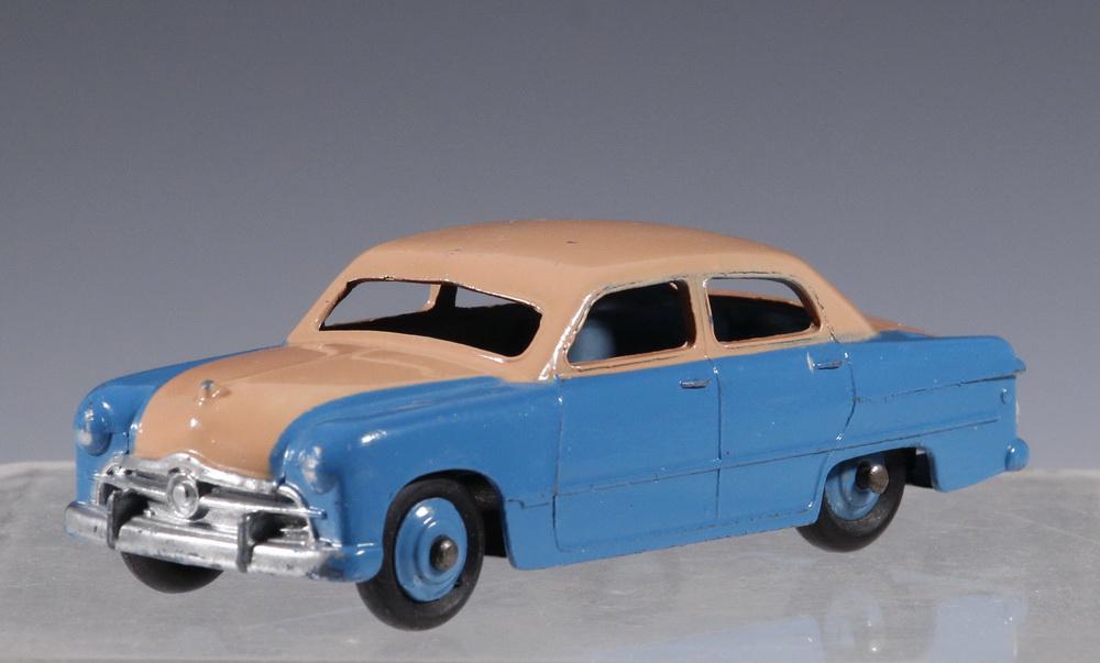 DINKY TOYS 170 FORD SEDAN (1 of 5)