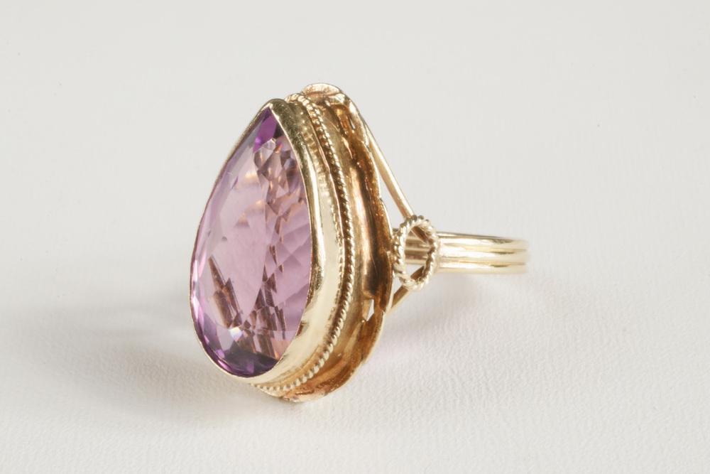 LADY'S 14K GOLD RING (1 of 2)