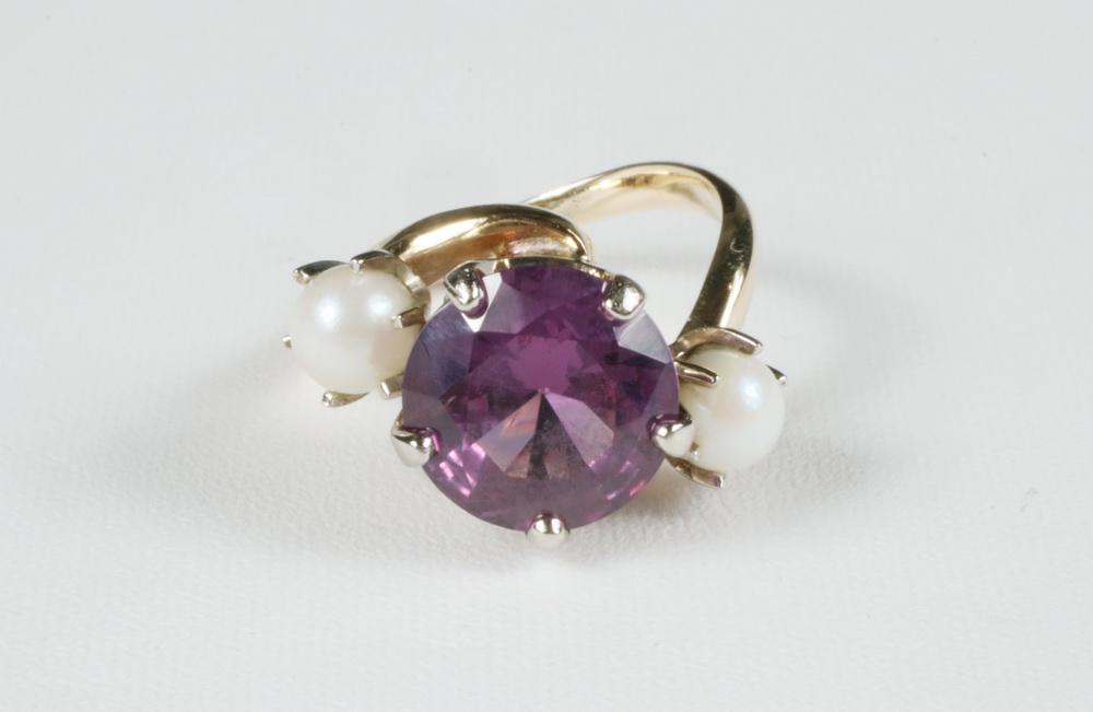 LADY'S 14K GOLD RING (1 of 3)