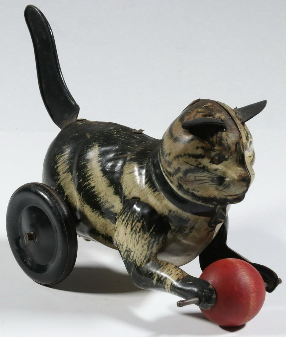 TIN-LITHO WIND-UP CAT TOY: 1920s Era Tin Cat Toy, with wind-up tail and wooden ball, predecessor to the later toy by Marx, operating condition, 5 1/4" high, 7 3/4" x 3 5/8". Minor surface wear.