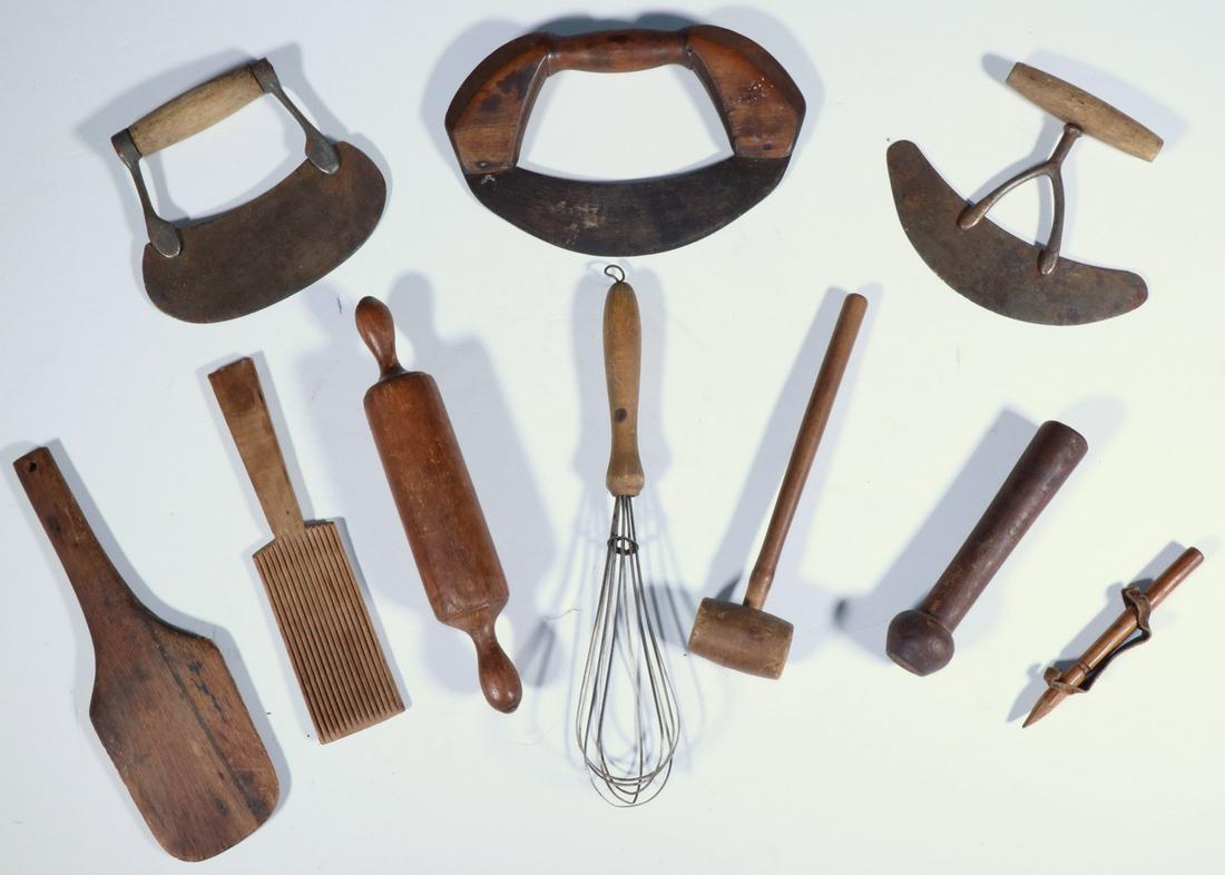 (18) ASSORTED WOODEN & GLASS ACCESSORIES: Lot of (18) Assorted Vintage Wooden & Glass Items, incl: (3) Choppers, (2) Spatulas, (1) Small rolling pin, (1) Whisk, (1) Mallet, (1) Pencil, (1) Pestle, (1) Art glass paperweight by Maude and Bob St