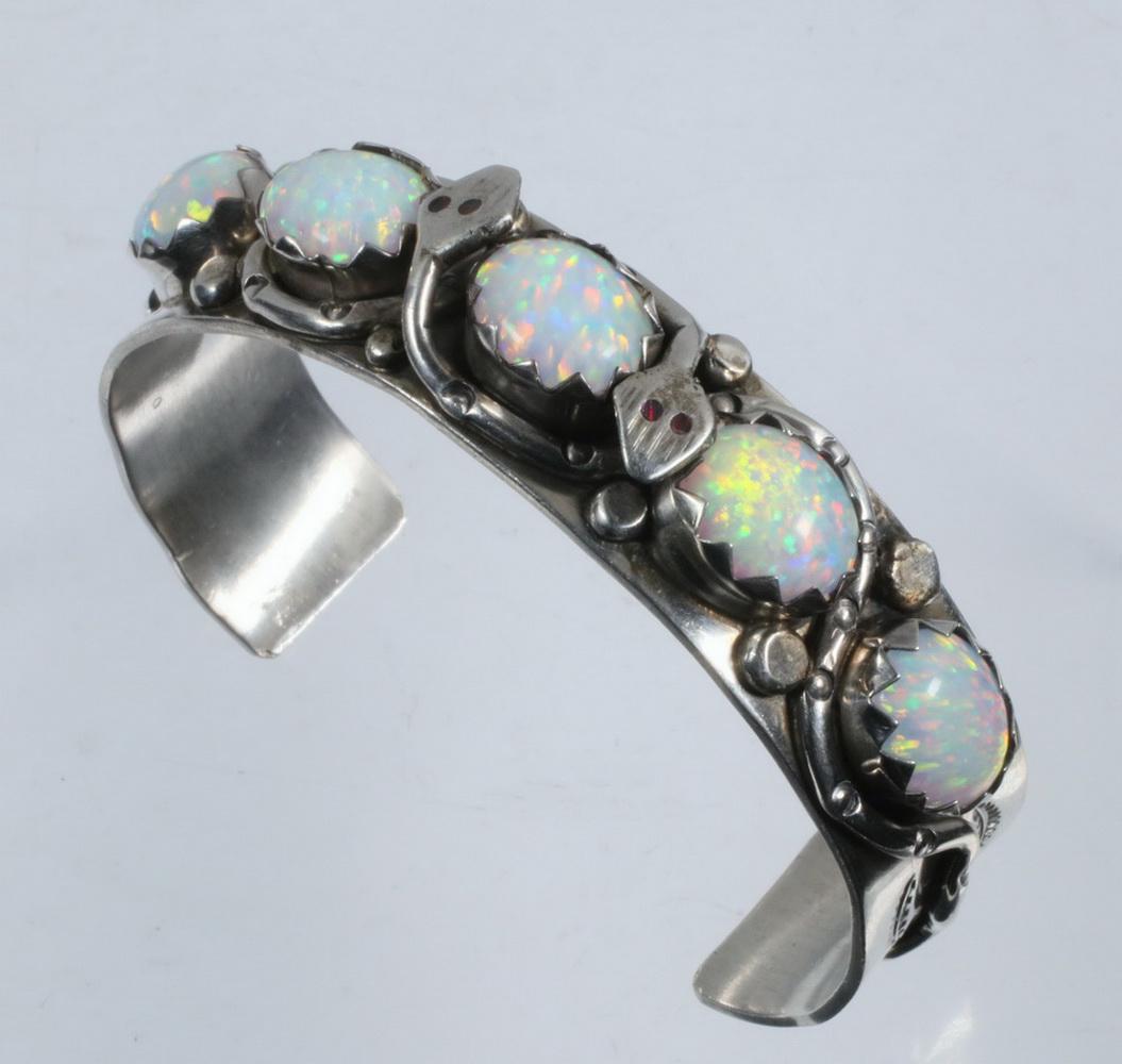 VINTAGE NAVAJO CUFF BRACELET (1 of 3)