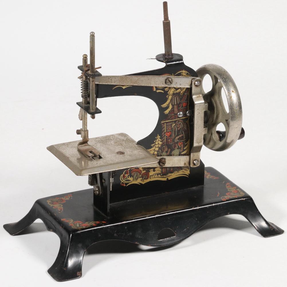 EARLY CASIGE GERMAN CHILD'S SEWING MACHINE TOY (1 of 3)