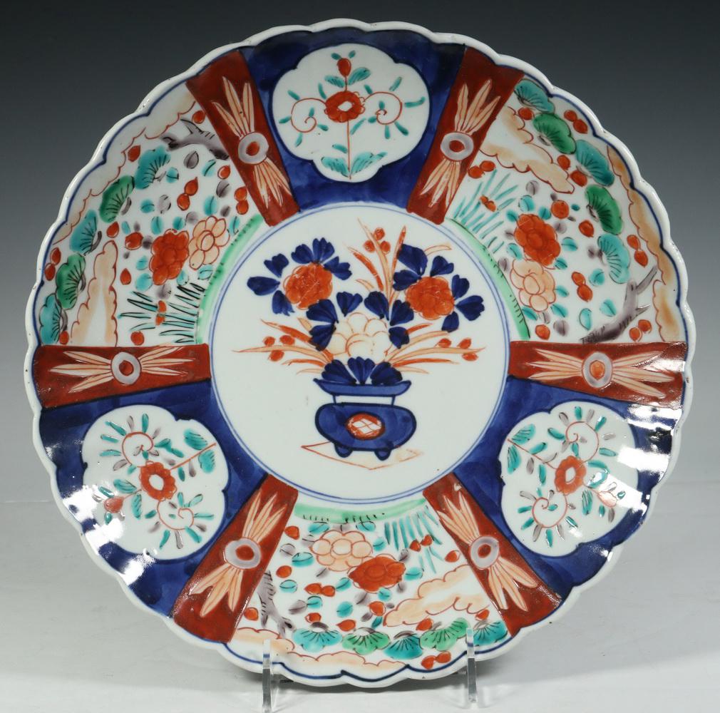 JAPANESE IMARI SCALLOPED RIM PLATE (1 of 2)