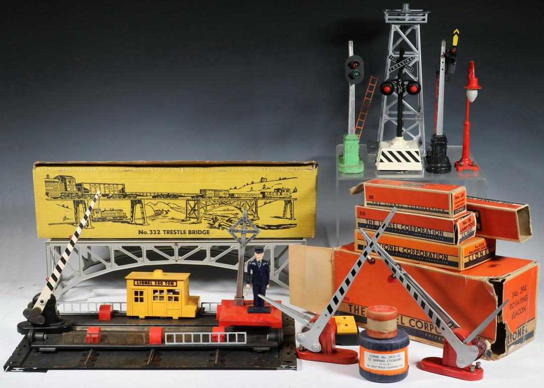 (15) LIONEL TRAIN ACCESSORIES: Lot of (15) Post War Lionel O Gauge Model Train Items, some with original boxes, incl: #332 Arch under-trestle bridge, with original box; #350 350-ton engine transfer table; #394 Rotary beacon, with o