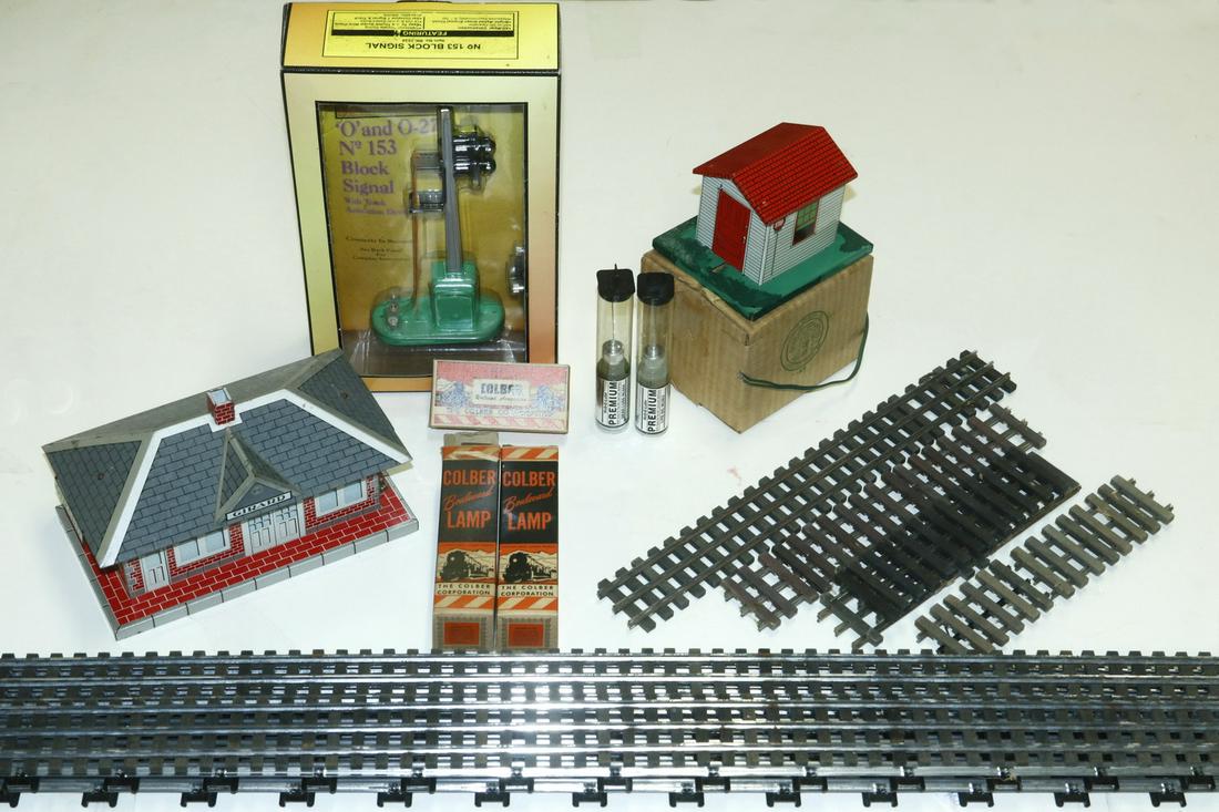 (20) MODEL TRAIN ACCESSORIES: Group of (20) Assorted Vintage Model Train Items, incl: MTH Rail King O and O-27 gauge block signal, in original box; Marx Girard #2959 tin litho whistling train station, no box, minor wear; Colber Au