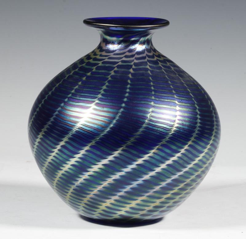 STEVEN CORREIA IRIDESCENT ART GLASS VASE (1 of 2)