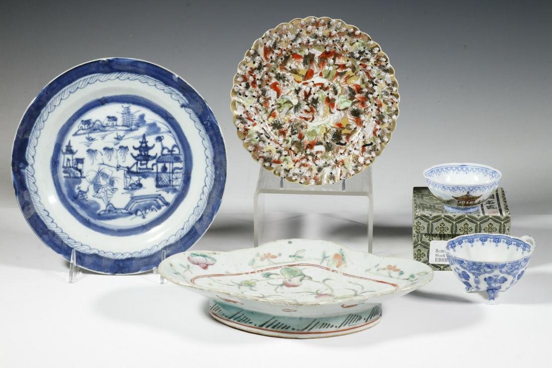 (5 PCS) JAPANESE AND CHINESE PORCELAIN: Group of (5) Japanese and Chinese Porcelain Dishes, incl: Japanese Kutani '1000 Scholars' plate, Meiji period, hand painted decoration, molded and scalloped rim, 7" diam.; Japanese vintage blue and wh