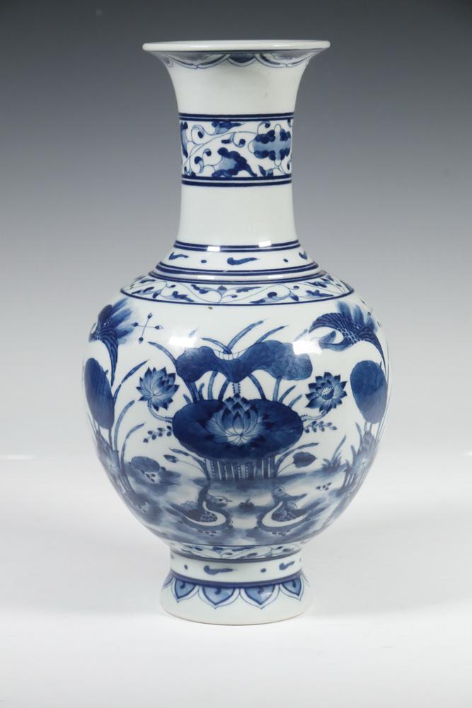 CHINESE PORCELAIN VASE (1 of 3)