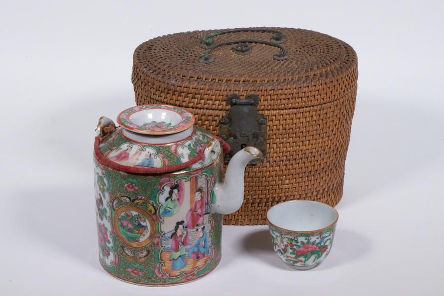 CHINESE EXPORT PORCELAIN TEAPOT IN WICKER CASE (1 of 3)