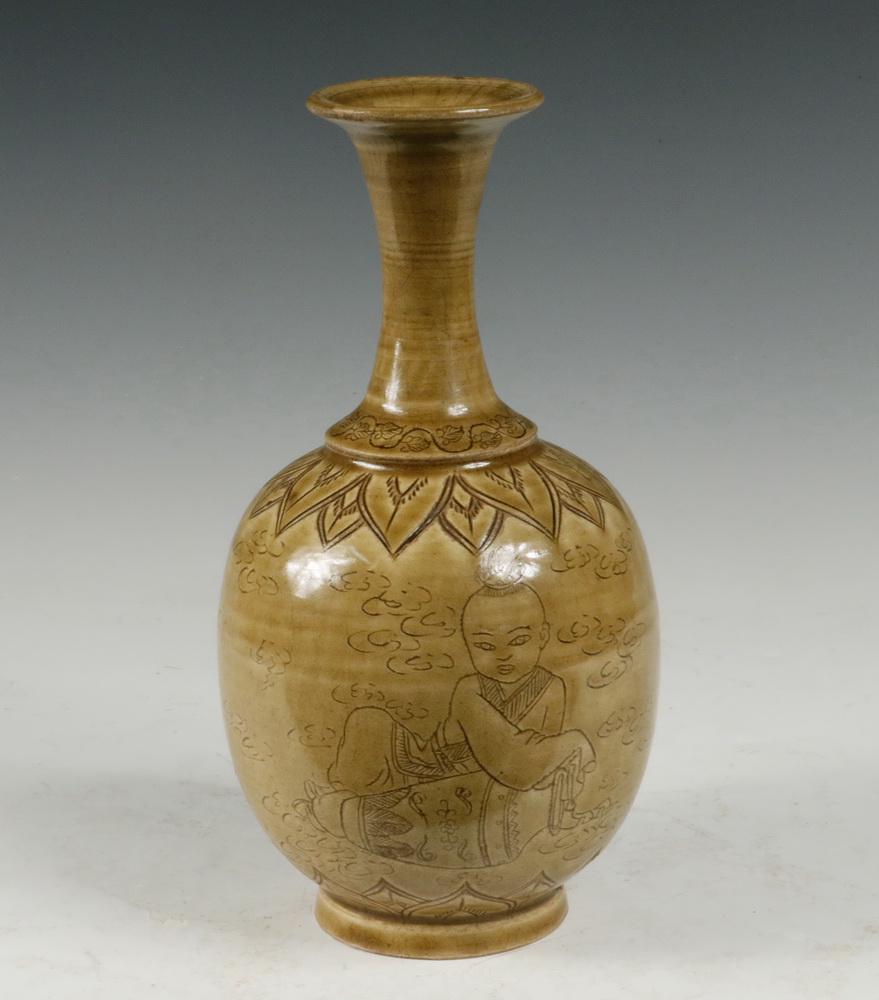 CHINESE PORCELAIN VASE (1 of 2)