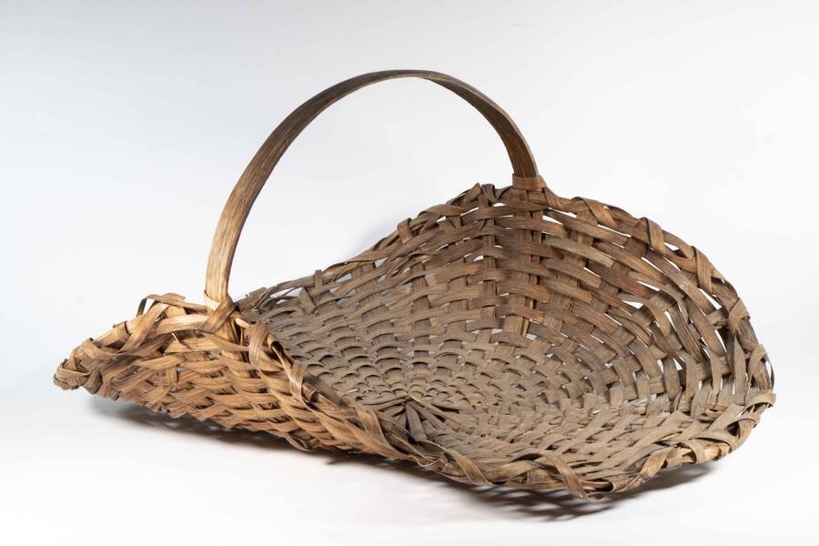 SPLINT GATHERING BASKET: Vintage Ash Splint Flower Gathering Basket, 13" high, 13" x 19". Two breaks in rim wrap.