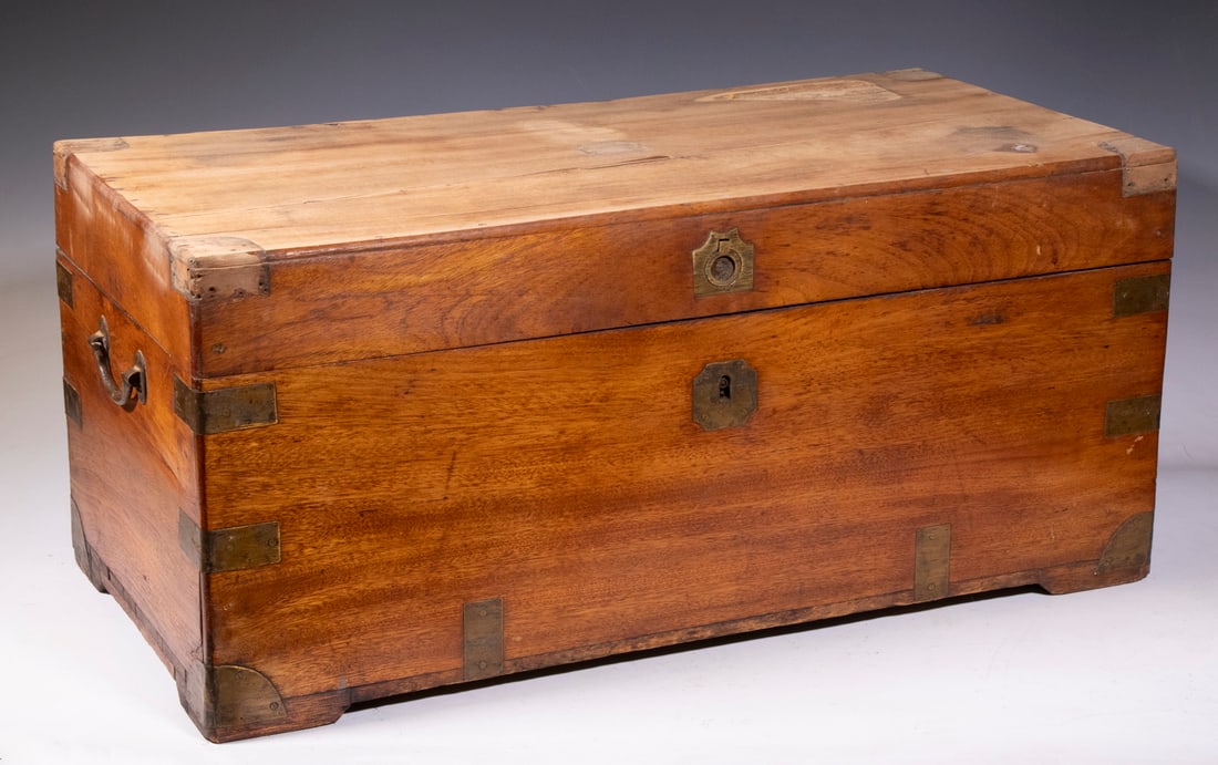 CHINESE EXPORT CAMPHOR WOOD TRUNK (1 of 4)