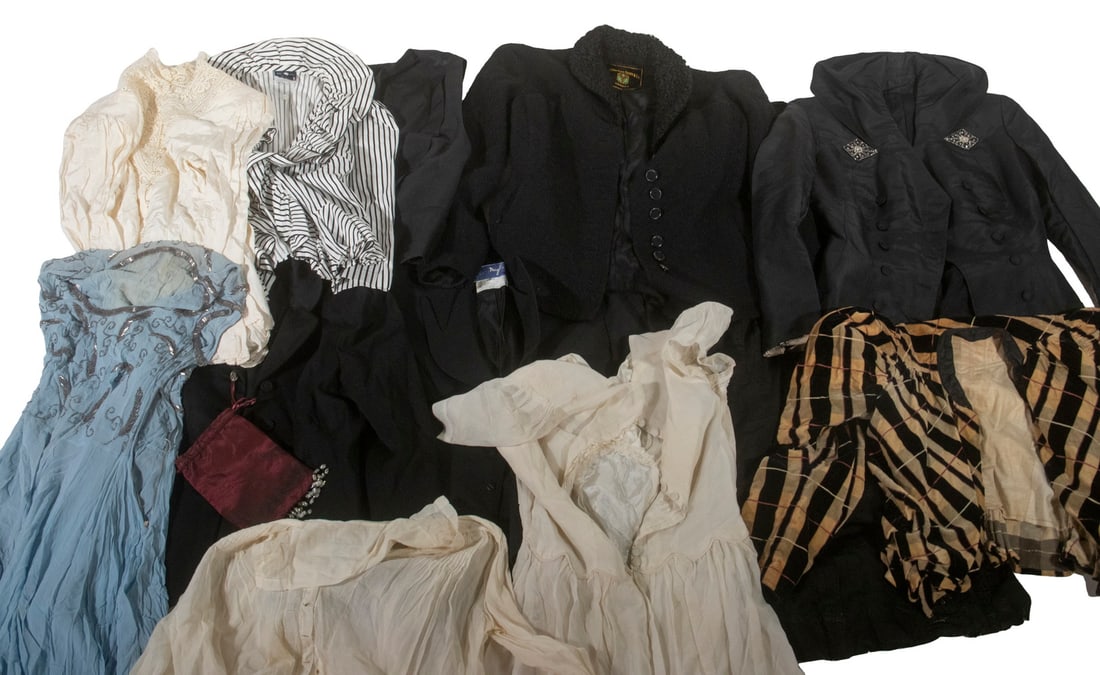 VINTAGE LADIES CLOTHING (1 of 3)