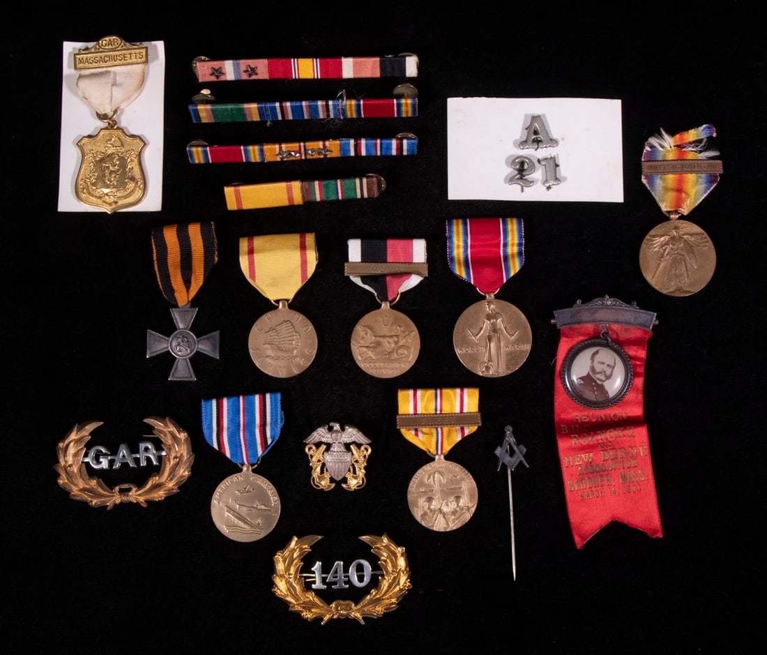 (6) US WWII MEDALS & OTHER INSIGNIA (1 of 5)