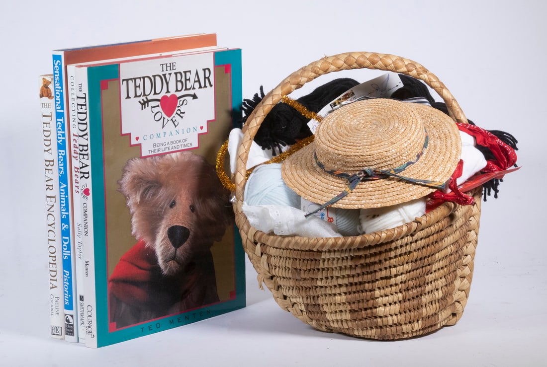 TEDDY BEAR COLLECTOR BOOKS & ACCESSORIES (1 of 1)